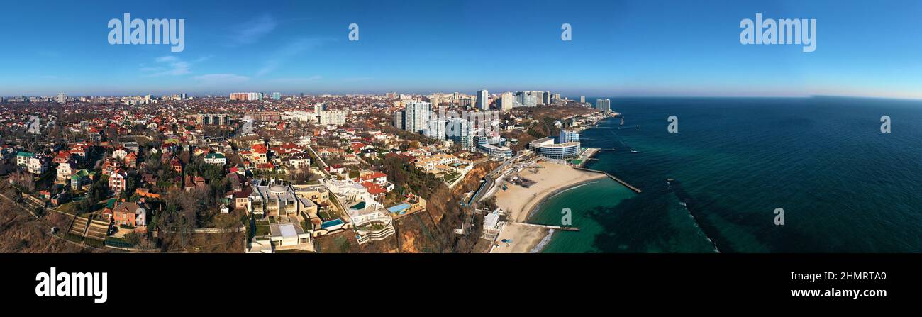 Luftpanorama die urbane Landschaft mit Schwarzmeerküste annd 10 Etappe von Big Fontana in Odessa Ukraine. Stockfoto