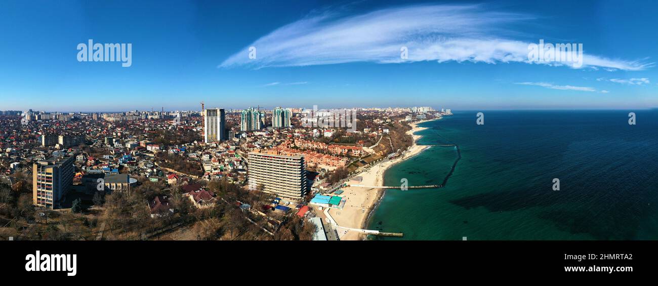 Luftpanorama die urbane Landschaft mit der Küste des Schwarzen Meeres und der Goldenen Küste von Big Fontana in Odessa Ukraine. Stockfoto