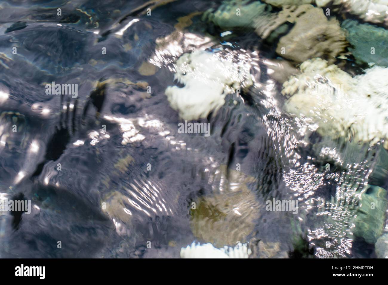 Blick auf die Kieselsteine im Wasser durch wackelnde Oberfläche Stockfoto