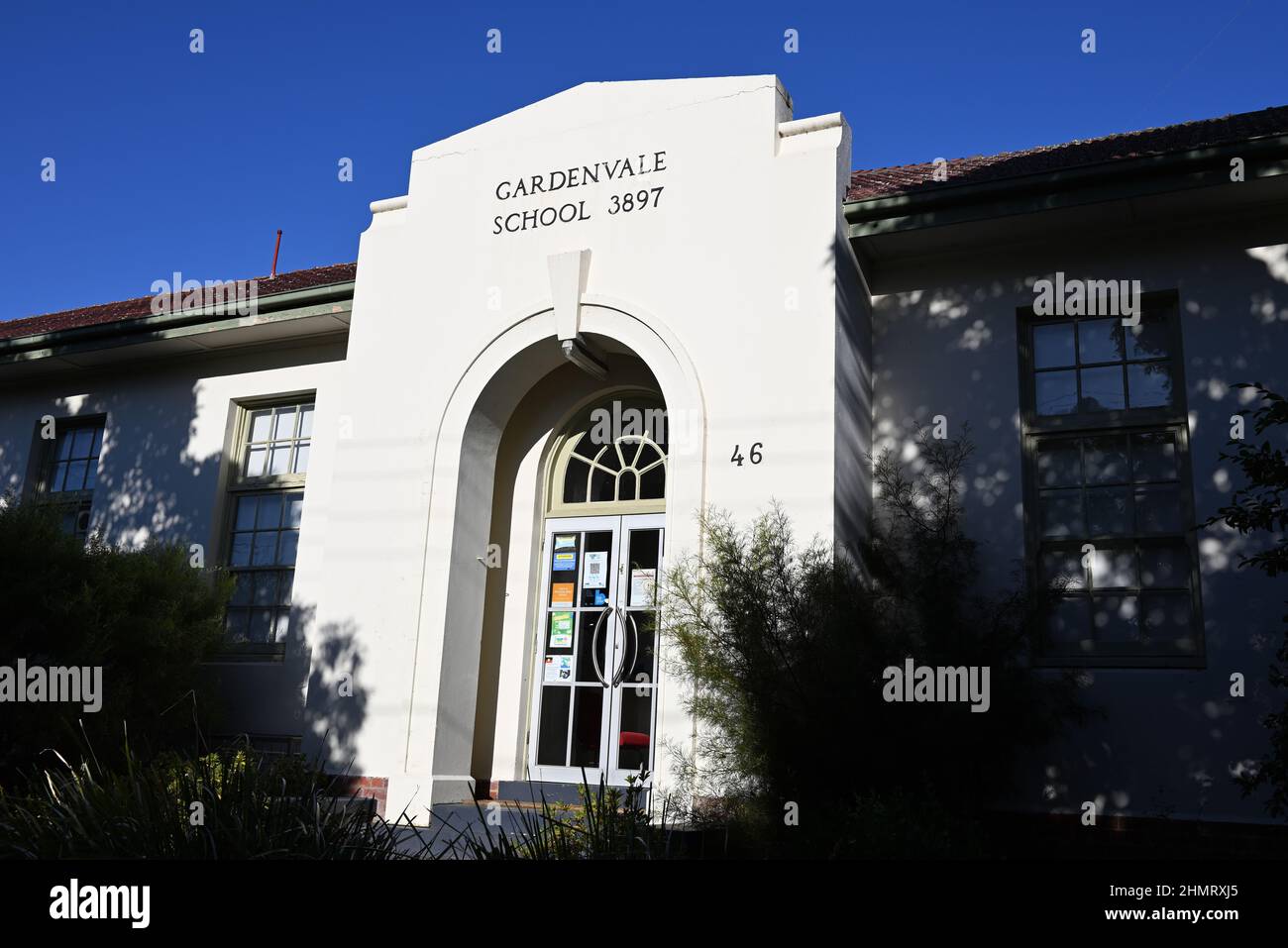 Eingang zum Junior-Campus-Gebäude der Gardenvale Primary School mit verschiedenen Aushängen an der Tür in der Landcox Street Stockfoto