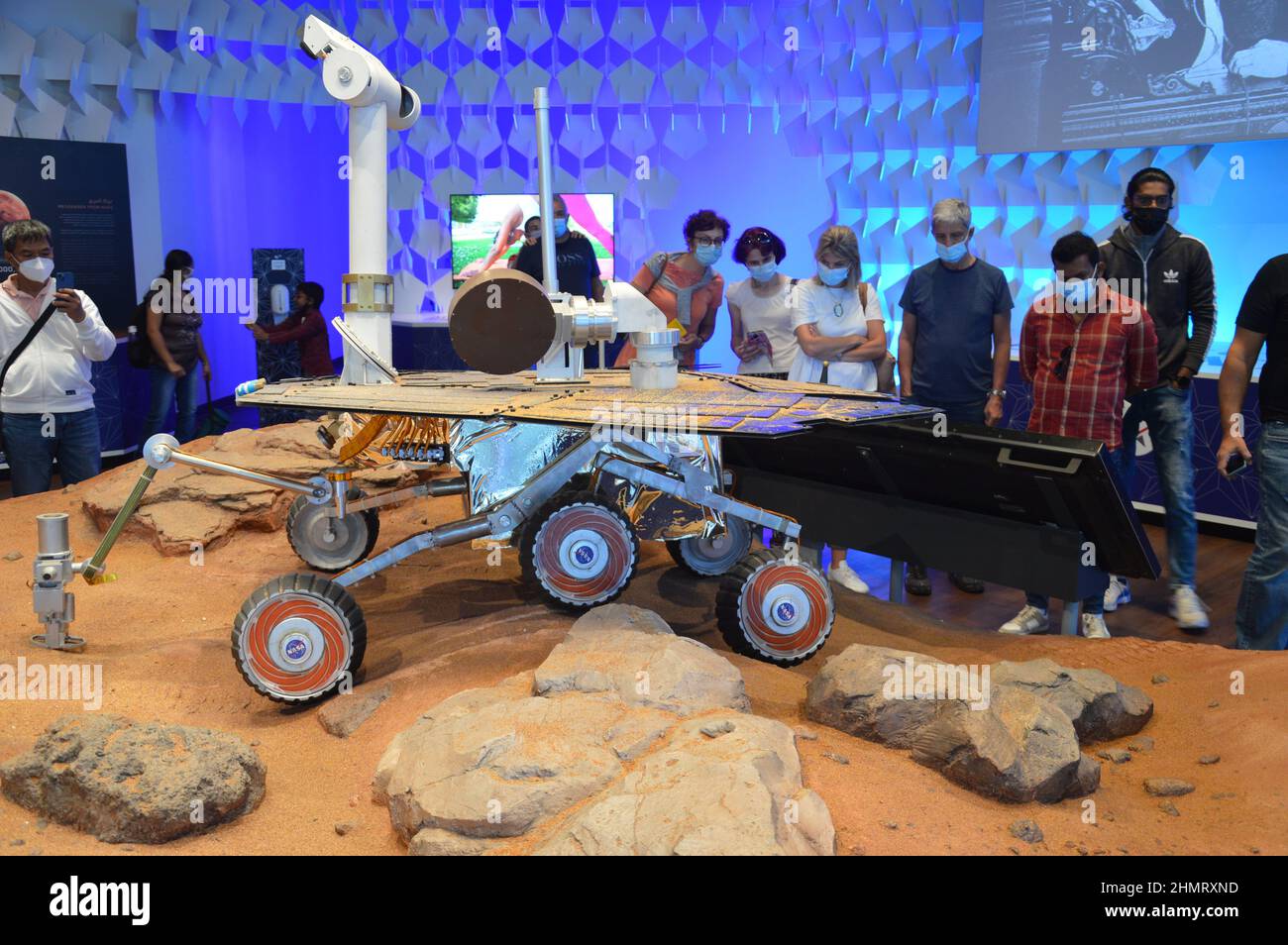 US-Pavillon zeigt eine Nachbildung des Mars-Rover auf der Expo 2020 Dubai in den Vereinigten Arabischen Emiraten - 1. Februar 2022. Stockfoto