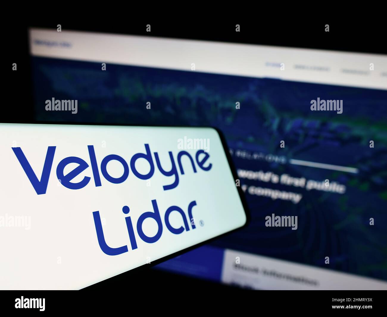 Smartphone mit Logo des amerikanischen Technologieunternehmens Velodyne Lidar Inc. Auf dem Bildschirm vor der Business-Website. Konzentrieren Sie sich auf die linke Seite des Telefondisplays. Stockfoto