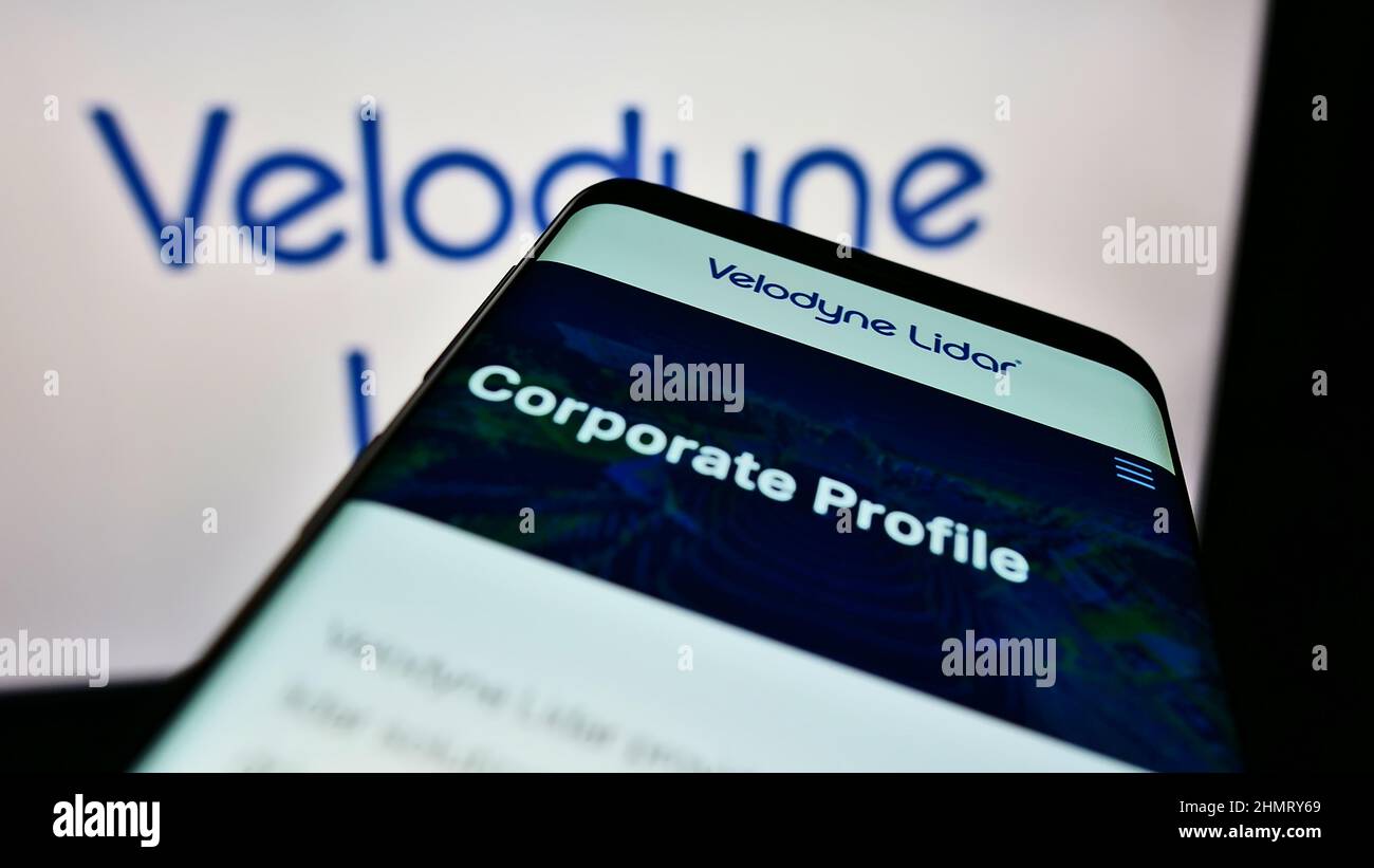 Mobiltelefon mit Webseite des amerikanischen Technologieunternehmens Velodyne Lidar Inc. Auf dem Bildschirm vor dem Logo. Konzentrieren Sie sich auf die obere linke Seite des Telefondisplays. Stockfoto