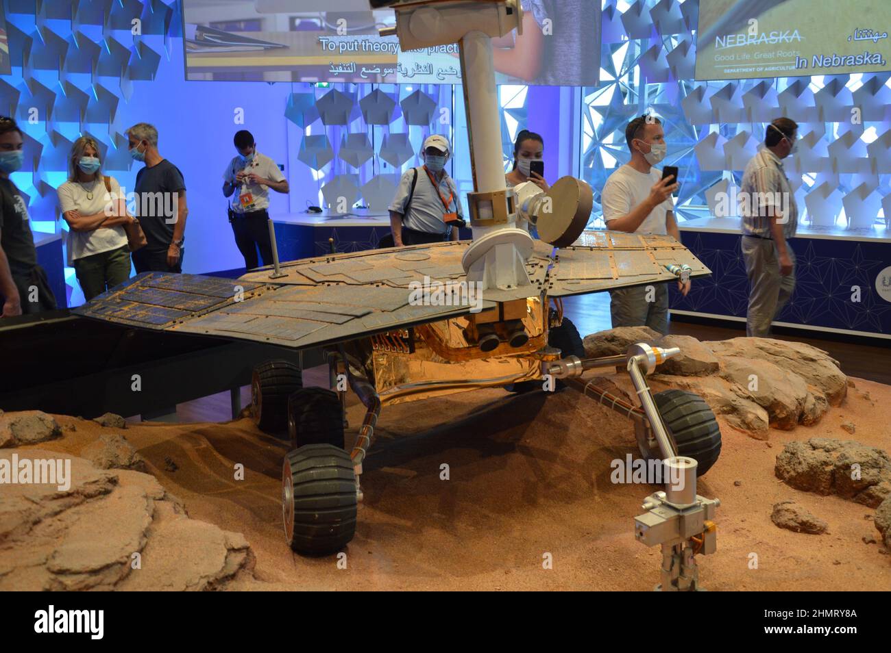 US-Pavillon zeigt eine Nachbildung des Mars-Rover auf der Expo 2020 Dubai in den Vereinigten Arabischen Emiraten - 1. Februar 2022. Stockfoto