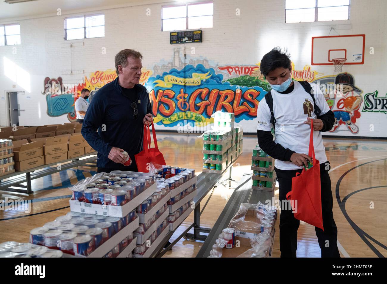 Roger Goodell, Kommissar der National Football League (links), verpackt Lebensmittelbeutel während des Walter Payton NFL man of the Year Events, Freitag, 11. Februar Stockfoto