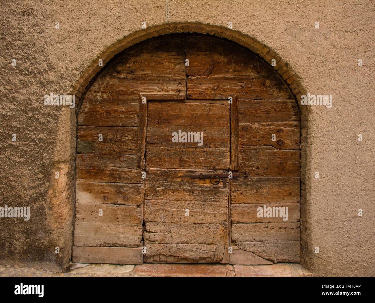 Eine alte Holztür in der historischen Stadt Malcesine am nördlichen Gardasee in der Provinz Verona, Venetien, Nordostitalien Stockfoto