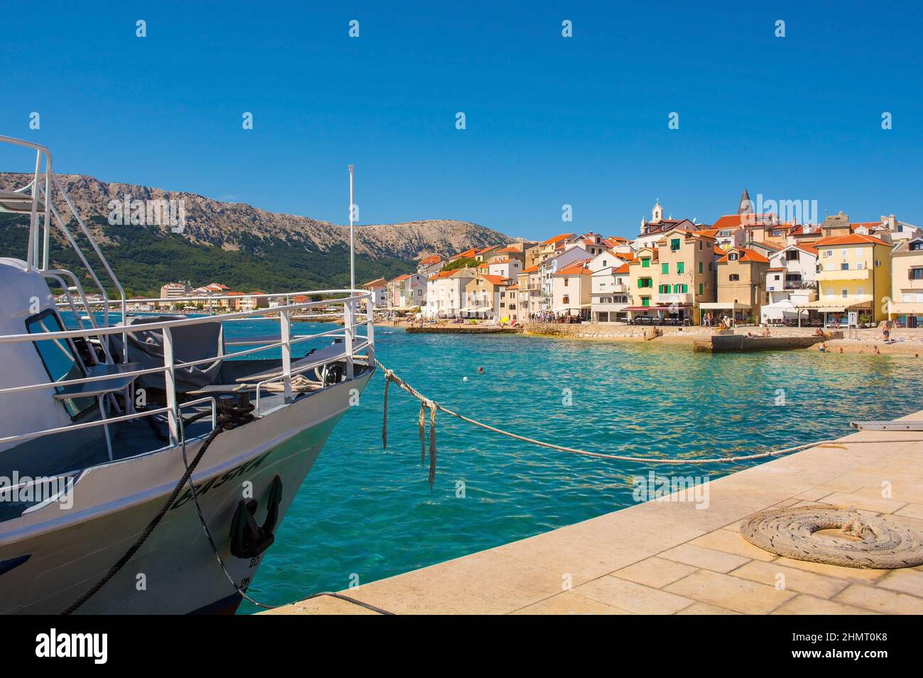 Baska, Kroatien - 4. September 2021. Die südliche Inselstadt Baska auf der Insel Krk in der Gespanschaft Primorje-Gorski Kotar im Westen Kroatiens Stockfoto