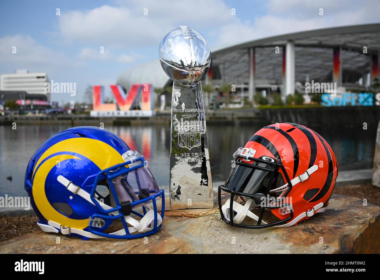 Helme von Los Angeles Rams und Cincinnati Bengals werden am Dienstag, den 01. Februar 2022 in Inglewood, ca., mit der Vince Lombardi-Trophäe vor dem SoFi-Stadion gesehen Stockfoto