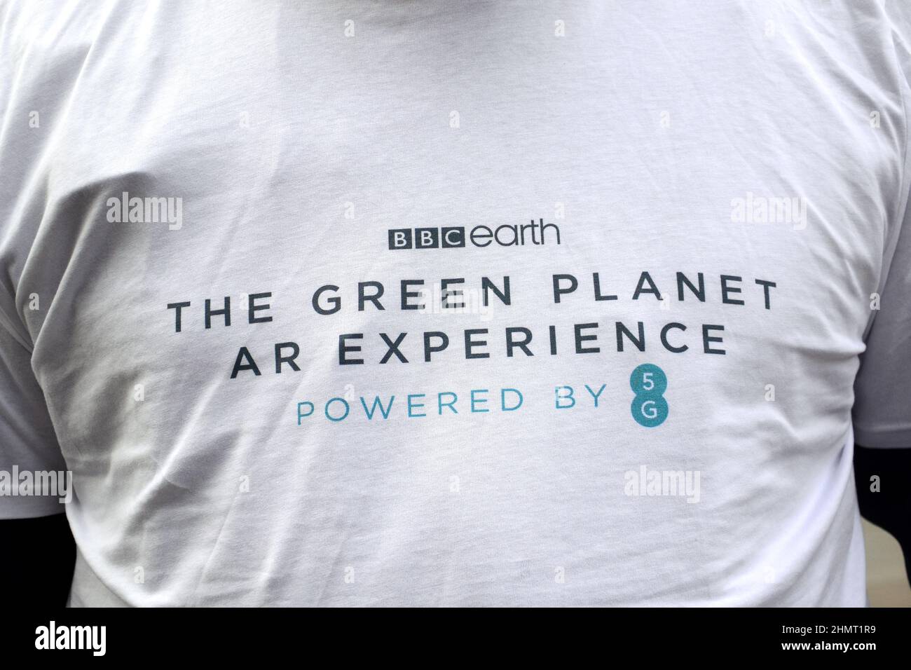 T-Shirt, das am 11th. Februar 2022 im Piccadilly Circus für die Eröffnung eines Augmented Reality-Erlebnisses von BBC Earth Green Planet wirbt. Stockfoto