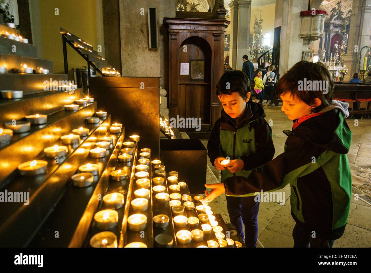 Encendido de velas votivas, catedral de Santa Eufemia, Rovinj, Halbinsel von Istrien, Croacia, europa Stockfoto