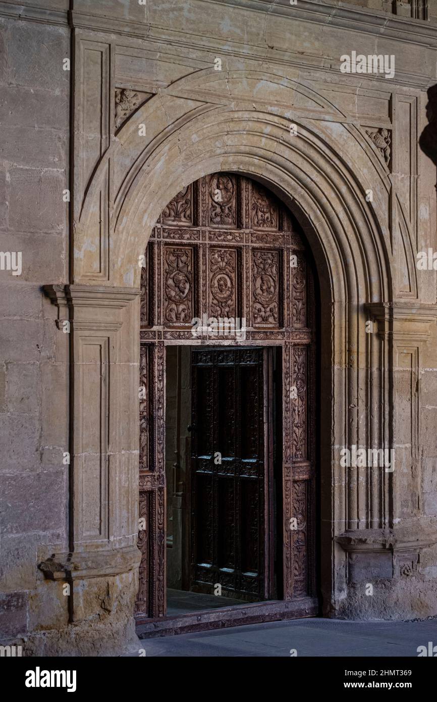 puerta de Acceso al templo, Gótico flamigero, puerta de nogal con casetones decorados con motivos platerescos, siglo XVI, Monasterio de Santa María L Stockfoto