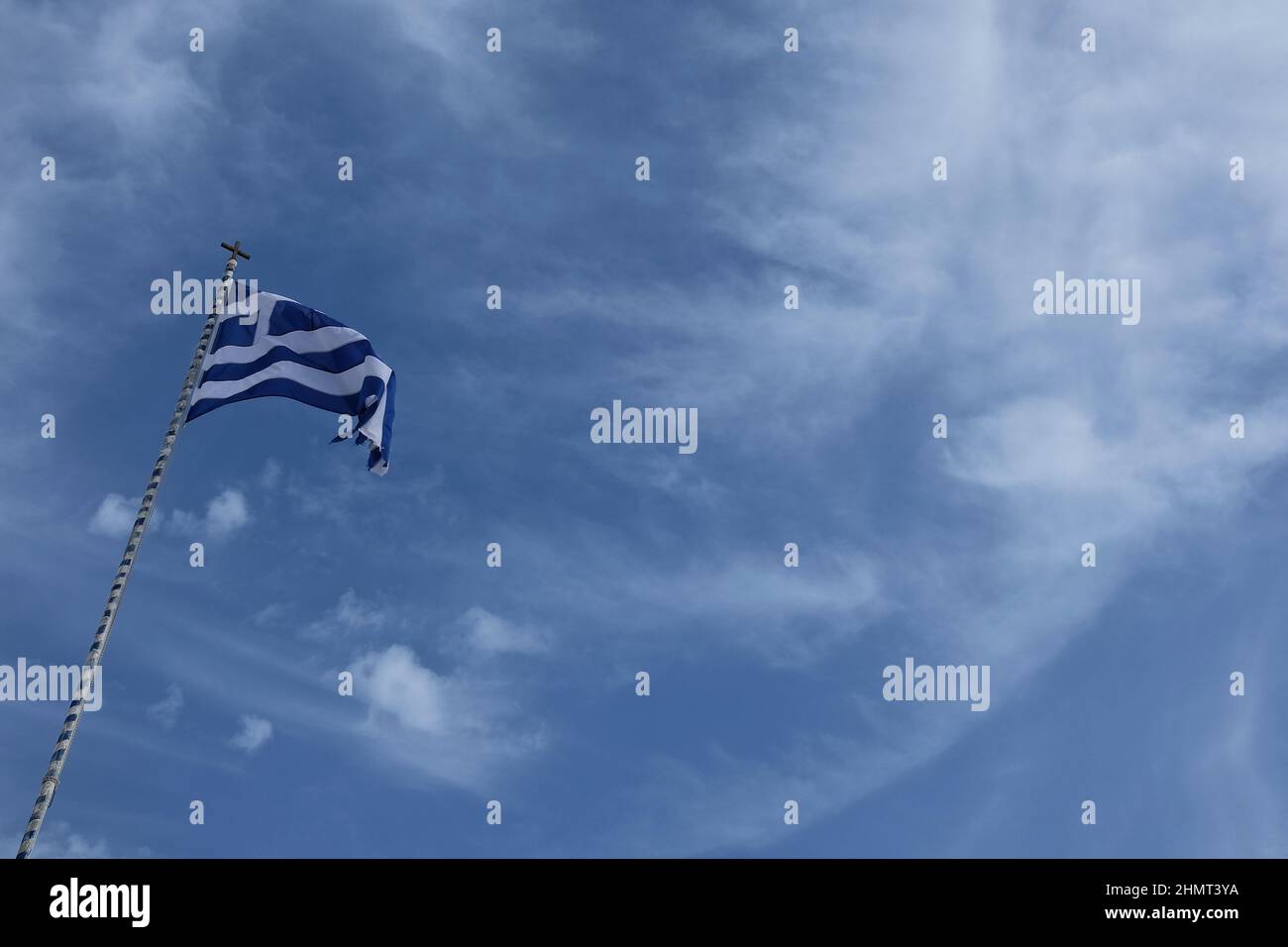 Die griechische Flagge winkt im Wind gegen einen schönen blauen Himmel Stockfoto