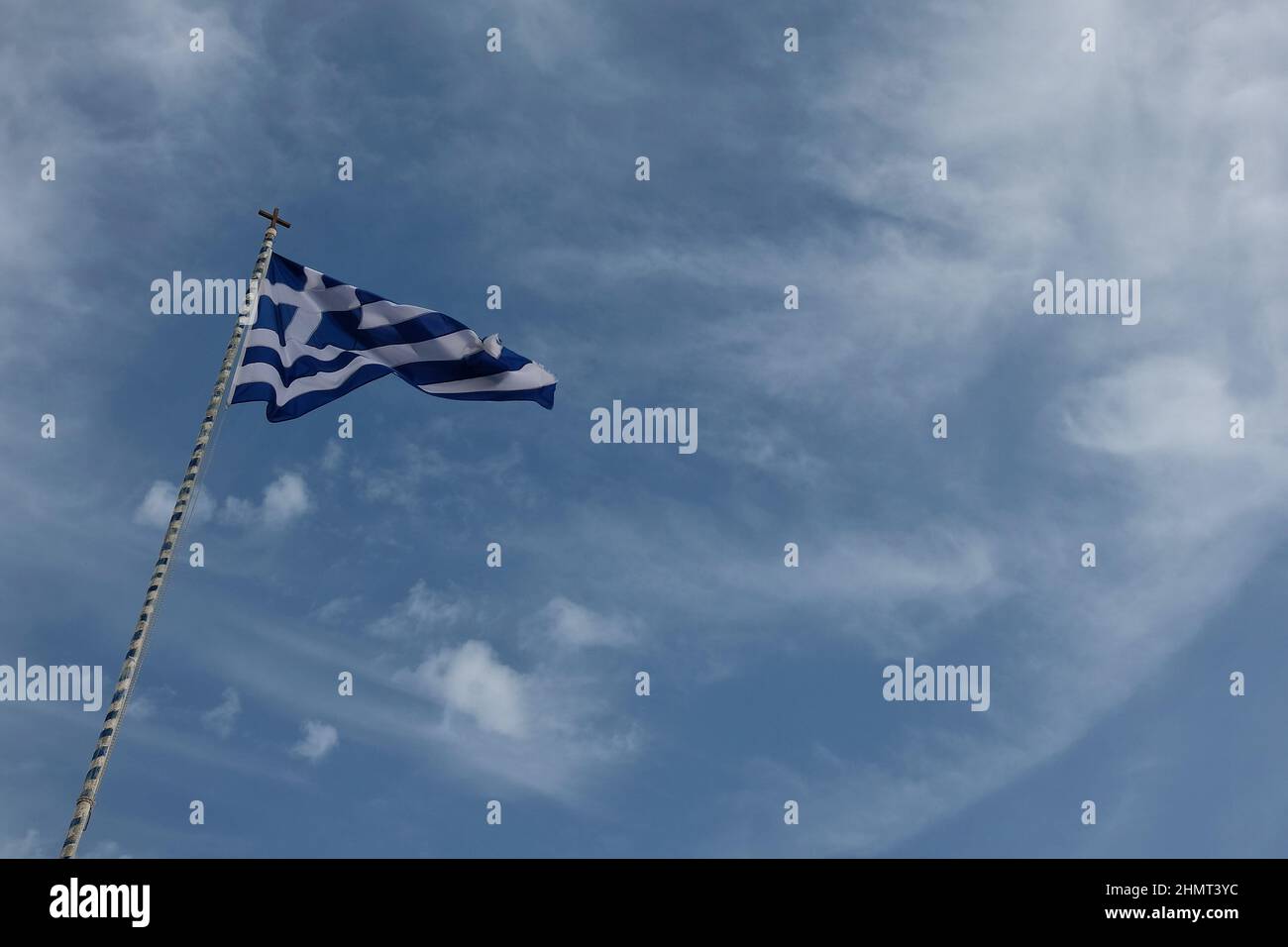 Die griechische Flagge winkt im Wind gegen einen schönen blauen Himmel Stockfoto