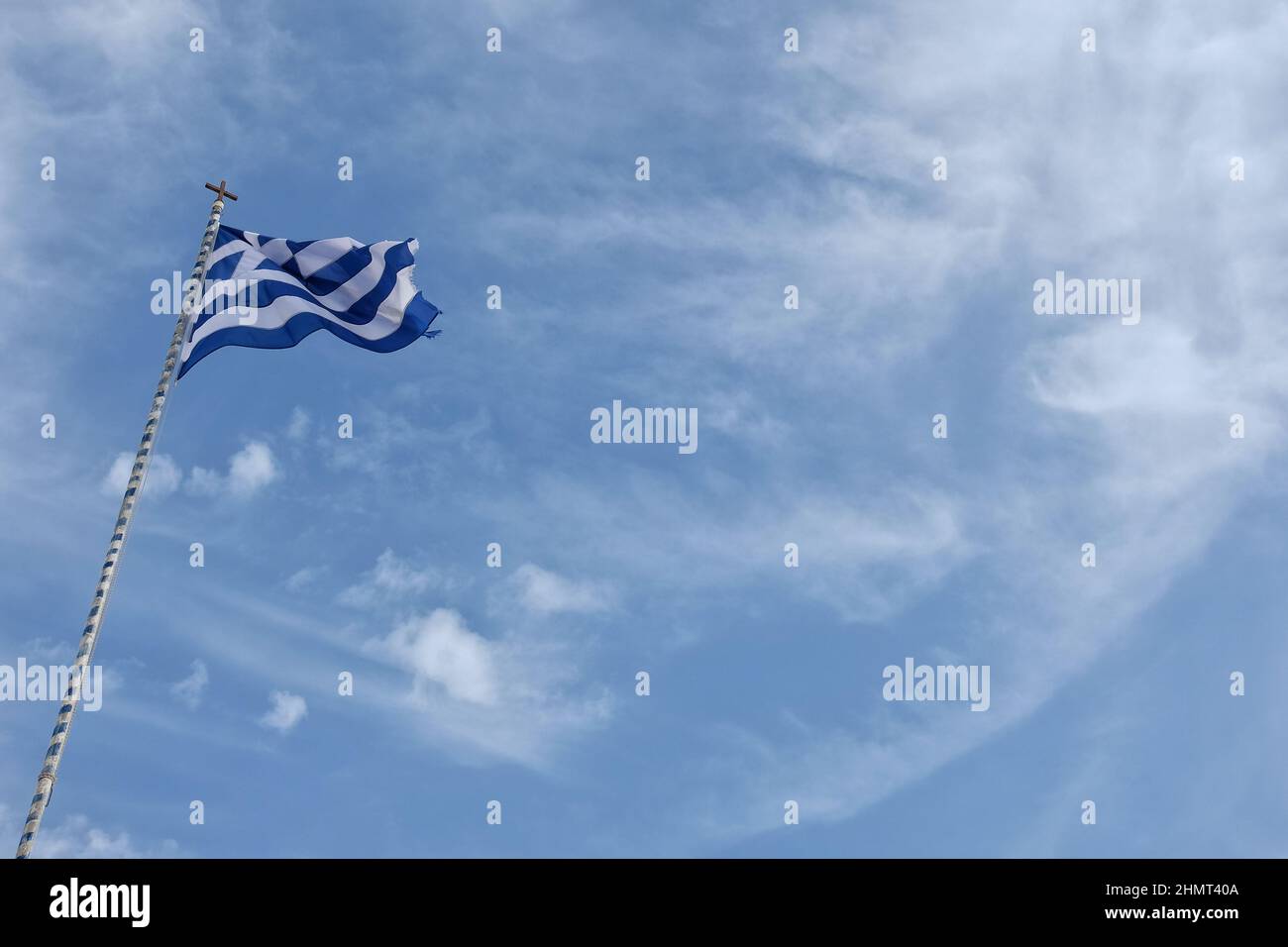 Die griechische Flagge winkt im Wind gegen einen schönen blauen Himmel Stockfoto