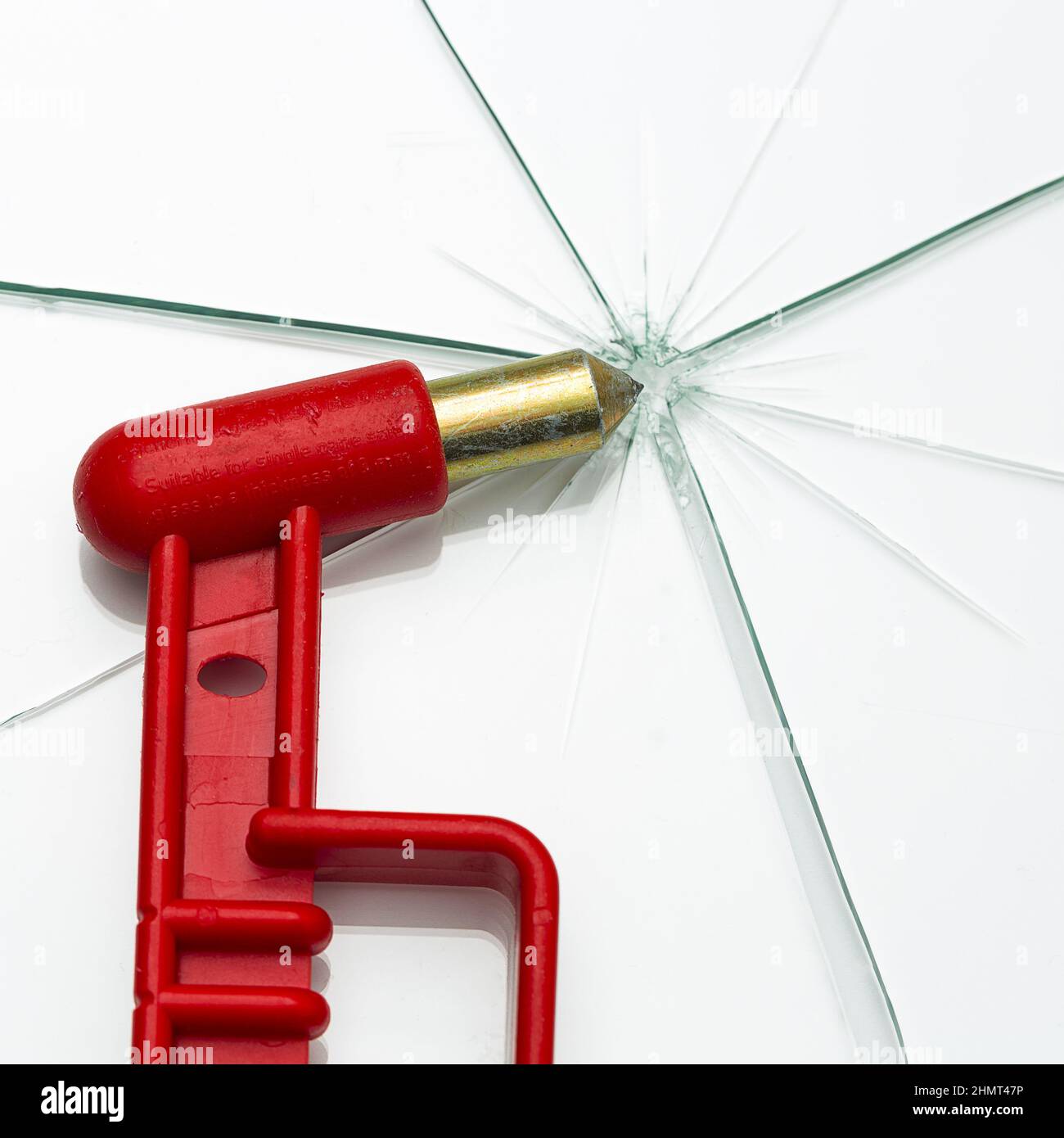 Roter Nothammer mit gebrochenem Glasscheiben-Rettungshammer auf weißem  Hintergrund Stockfotografie - Alamy