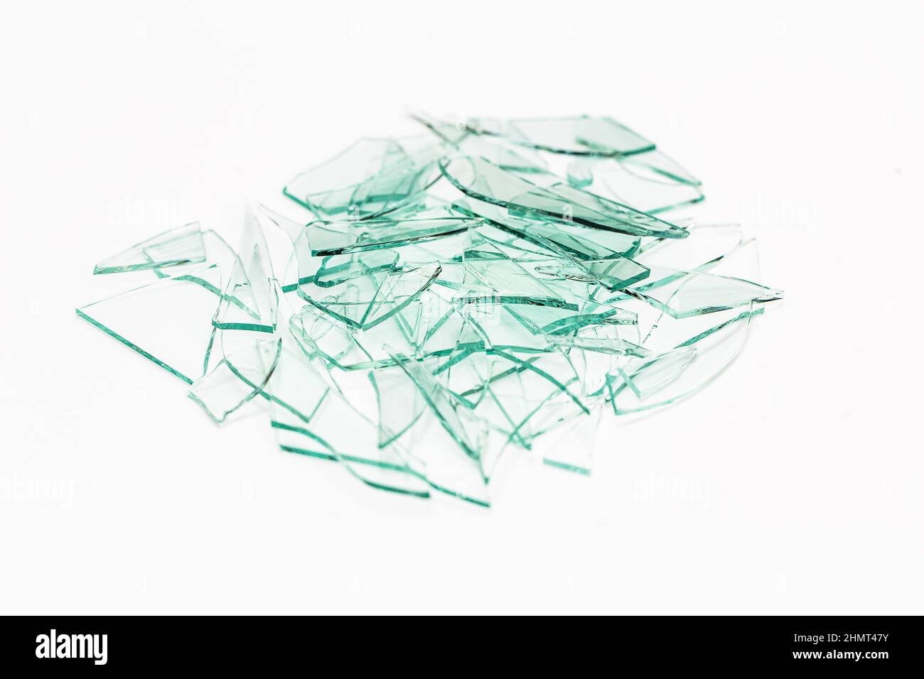 Zerbrochener Glashaufen auf weißgrauem Hintergrund Stockfoto