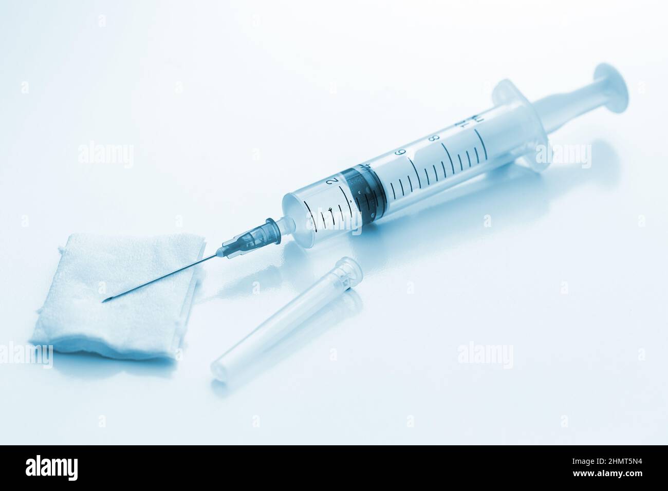 Einweg-Spritze mit Kanüle für Injektionszwecke, Wattierpad Stockfoto Einweg-Spritze mit Kanüle für Injektionszwecke, Wattierpad Stockfoto