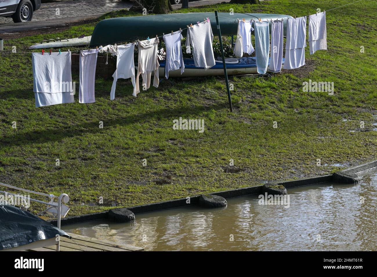 Wäscheleine mit Trockenwäsche vor Booten am Ufer der Trave in der Altstadt der Hansestadt Lübeck in Deutschland, Kopierraum, Stockfoto
