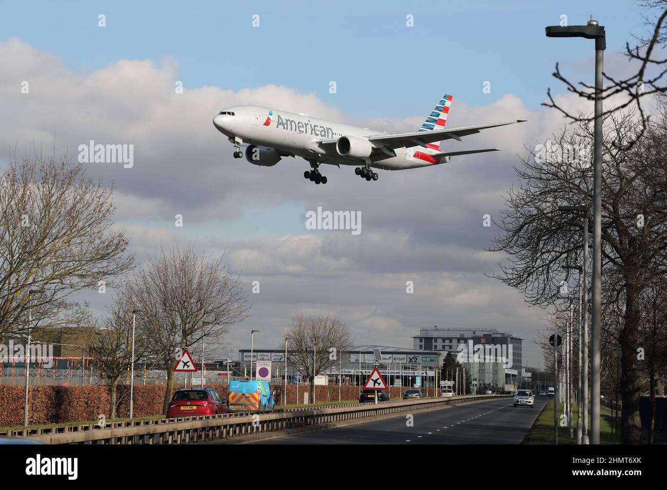 American Airlines Boeing 777 N762AN fliegt über die Great Southwest Rd (A30), während sie am Flughafen London Heathrow, London, Großbritannien, landet Stockfoto