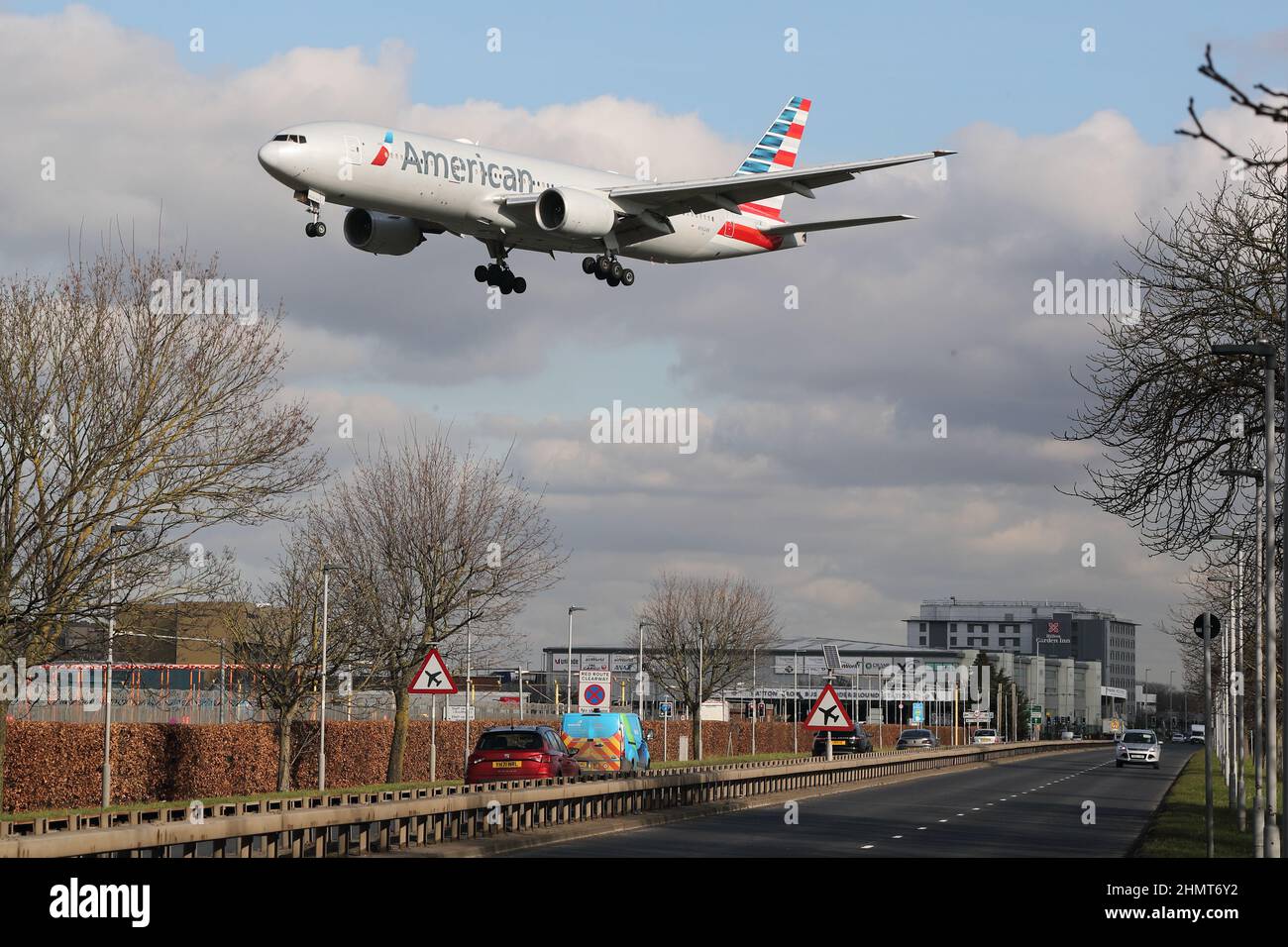 American Airlines Boeing 777 N762AN fliegt über die Great Southwest Rd (A30), während sie am Flughafen London Heathrow, London, Großbritannien, landet Stockfoto