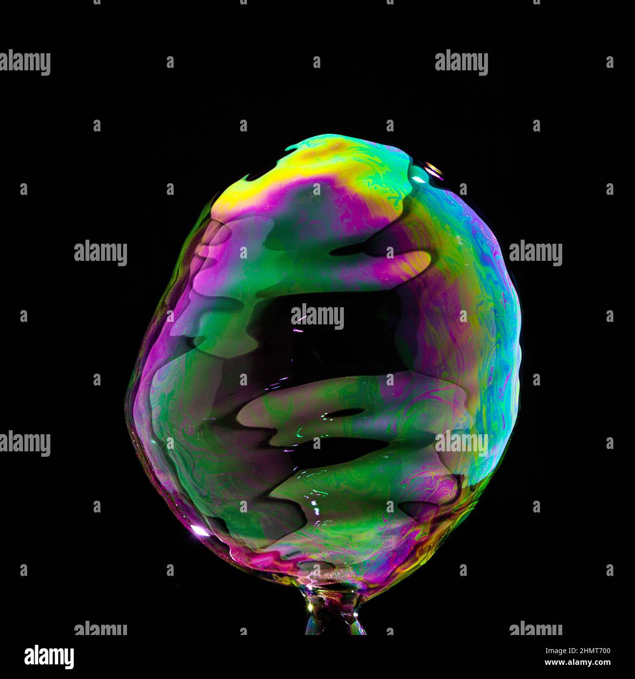 Seifenblase in bunten Farben auf schwarzem Hintergrund Stockfoto