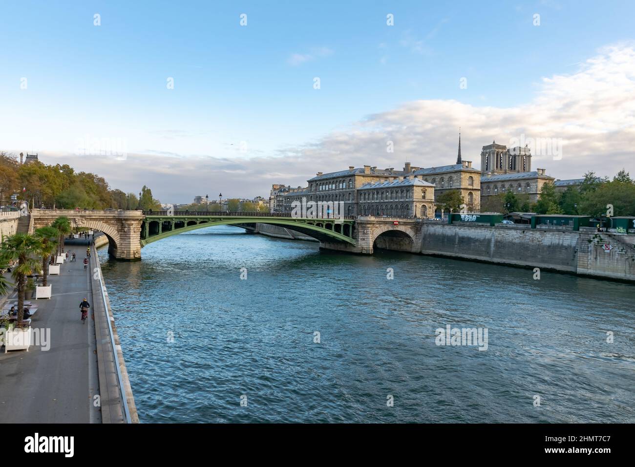 Pont Notre-Dame. Krankenhaus Hôtel-Dieu, Kathedrale Notre-Dame de Paris. Menschen wandern und Fahrrad fahren, seine River. Rives de seine Park. Bäume, Himmel. Stockfoto