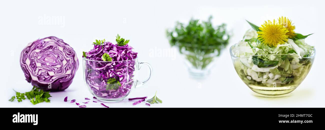 Salate aus chinesischem und rotem Kohl, verziert mit Grün- und Delelonblüten auf einem weißen Breitbild-Hintergrund. Selektiver Fokus, Banner Stockfoto