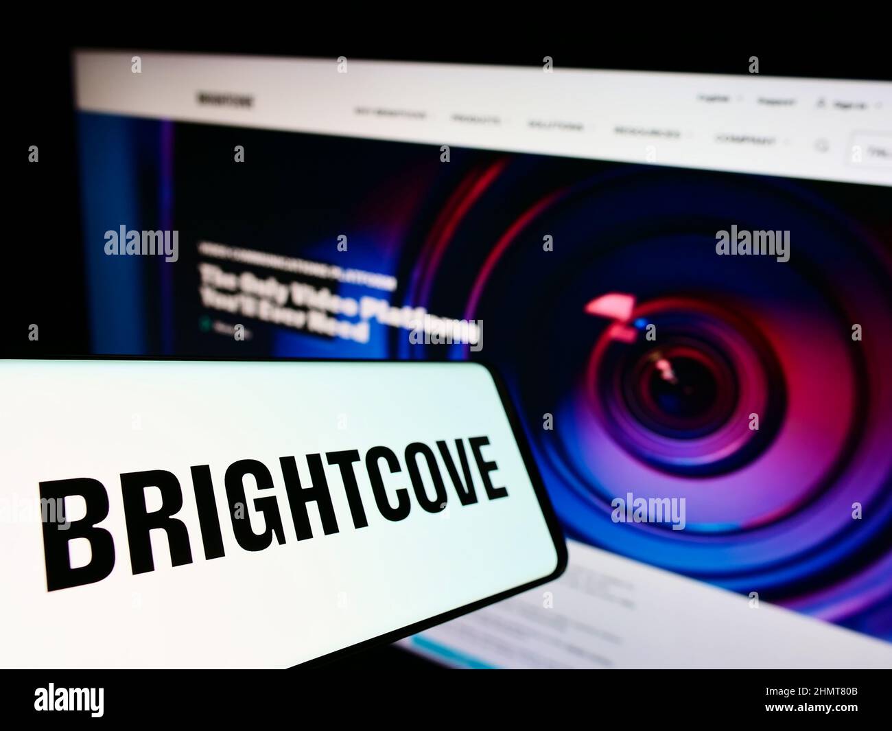 Mobiltelefon mit Logo des amerikanischen Video-Plattform-Unternehmens Brightcove Inc. Auf dem Bildschirm vor der Website. Konzentrieren Sie sich auf die Mitte links des Telefondisplays. Stockfoto
