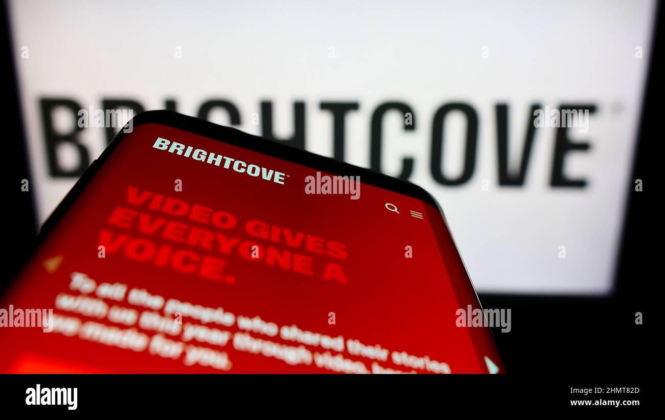 Smartphone mit der Webseite des US-amerikanischen Videoplattform-Unternehmens Brightcove Inc. Auf dem Bildschirm vor dem Unternehmenslogo. Konzentrieren Sie sich auf die obere linke Seite des Telefondisplays. Stockfoto