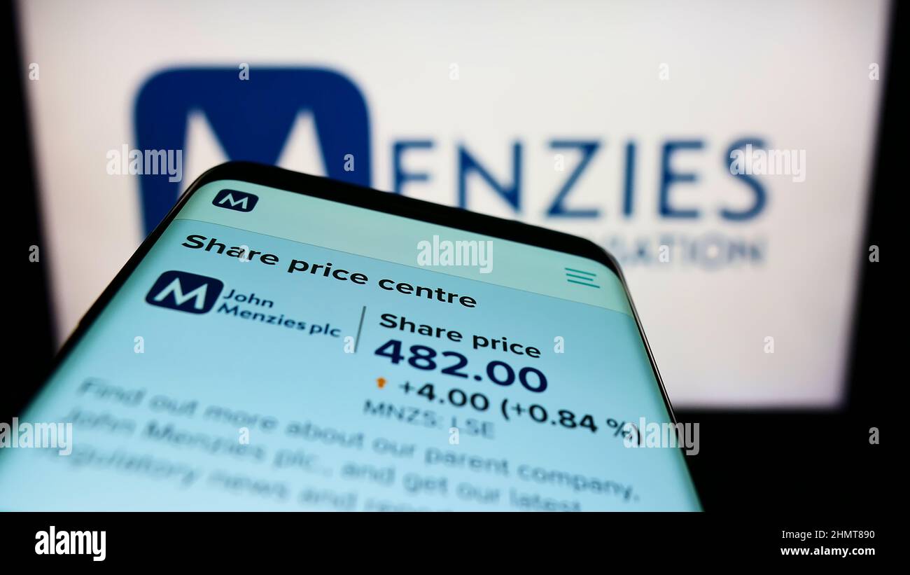 Mobiltelefon mit Webseite des britischen Luftfahrtunternehmens John Menzies plc auf dem Bildschirm vor dem Unternehmenslogo. Konzentrieren Sie sich auf die obere linke Seite des Telefondisplays. Stockfoto