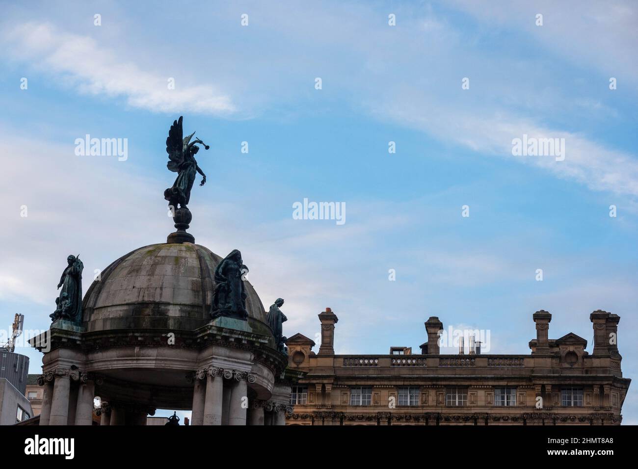 Geflügelte Engelsstatue auf dem Queen Victoria Monument in Liverpool Stockfoto