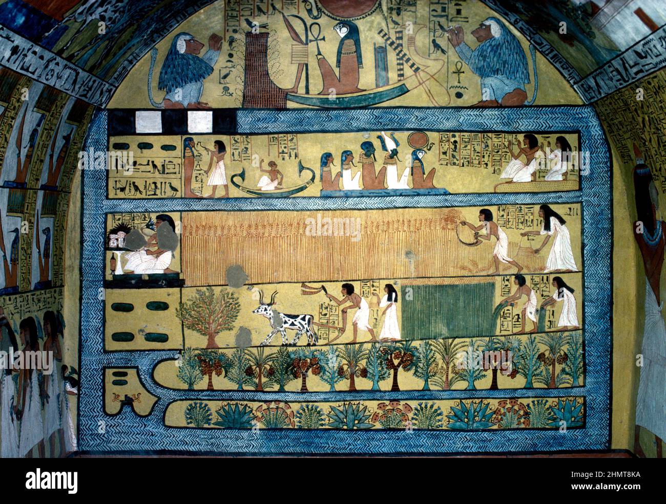Ägypten, Luxor, Thebes West, Deir el-Medina; Wandgemälde im Grab von Sennodjem, das Sennodjem und seine Frau zeigt, die auf den Feldern der Elysi arbeiten Stockfoto