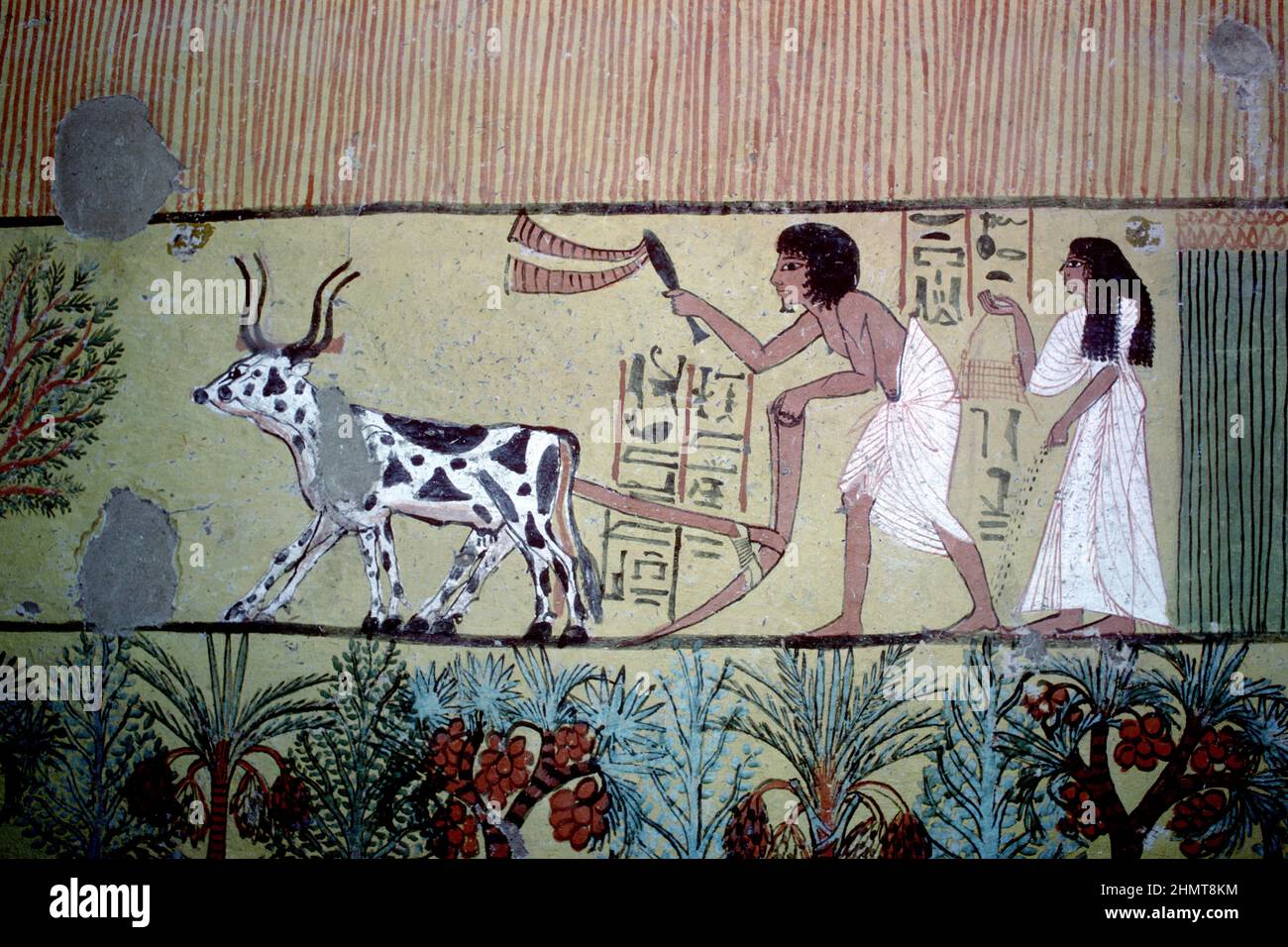 Ägypten, Luxor, Thebes West, Deir el-Medina; Wandgemälde im Grab von Sennodjem, das Sennodjem und seine Frau zeigt, die auf den Feldern der Elysi arbeiten Stockfoto