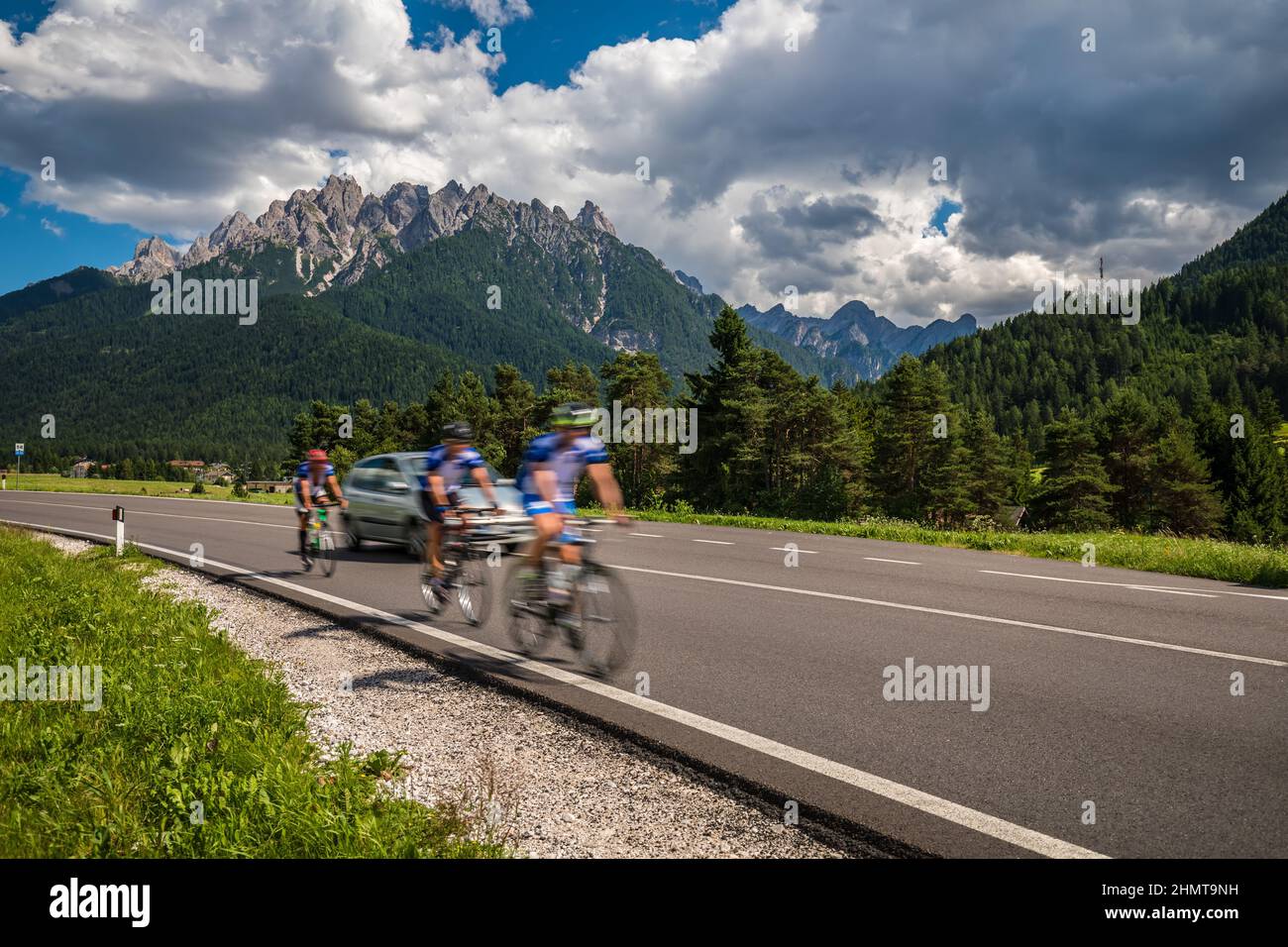 Radfahrer auf einem Fahrrad auf der Straße, im Hintergrund die Dolomiten Alpen Italien. Warnung - authentische Aufnahmen gibt es eine Bewegungsunschärfe. Stockfoto