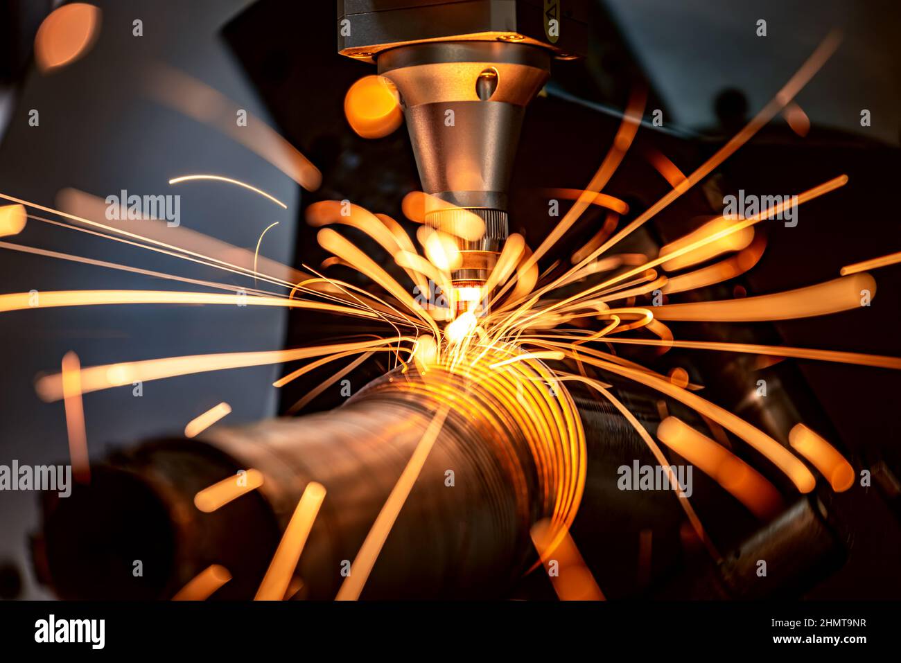 CNC-Laserschneiden von Metall, moderne Industrietechnik machen Industrial Details. Die Laseroptik und CNC (Computer Numerical Control) werden verwendet Stockfoto CNC-Laserschneiden von Metall, moderne Industrietechnik machen Industrial Details. Die Laseroptik und CNC (Computer Numerical Control) werden verwendet Stockfoto