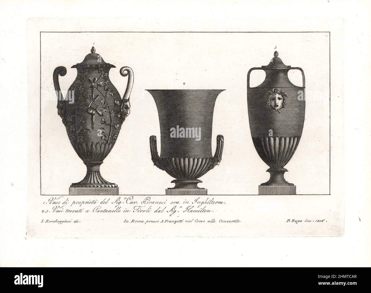 Vase im Besitz des Künstlers Giovanni Battista Piranesi (jetzt in England) 1, und Vasen in Pantanello in Tivoli von Sir William Hamilton 2,3 gefunden. Kupferstich von Pietro Ruga nach einer Illustration von Lorenzo Rocceggiani aus eigenen 100 Tafeln mit religiösen, zivilen und militärischen Kostümen der alten Ägypter, Etrusker, Griechen und Römer, Franzetti, Rom, 1802. Stockfoto