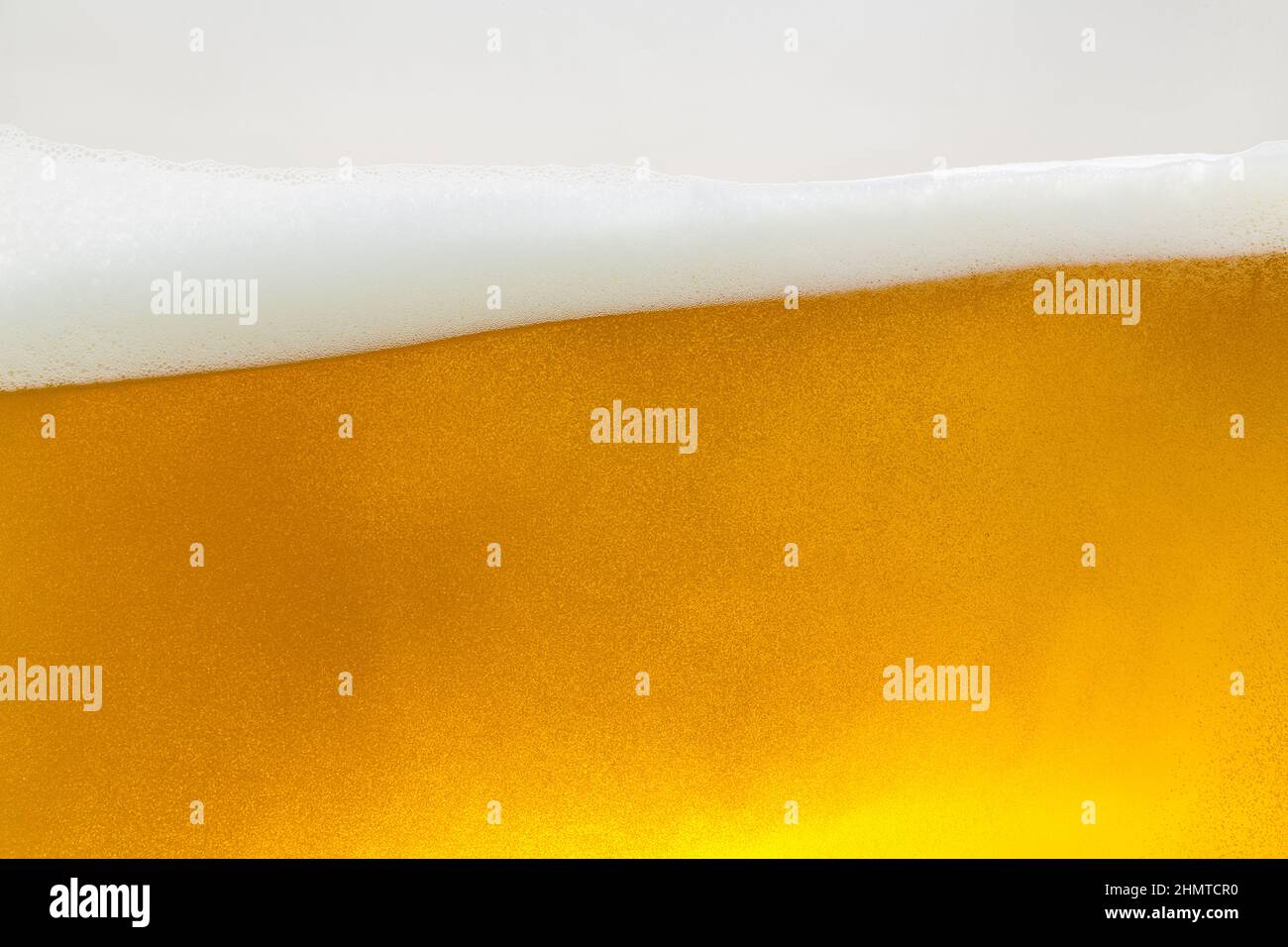 Bierwelle mit Schaumkrone Stockfoto