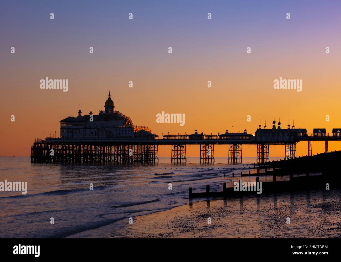 Eastbourne Pier bei Sonnenuntergang. Stockfoto