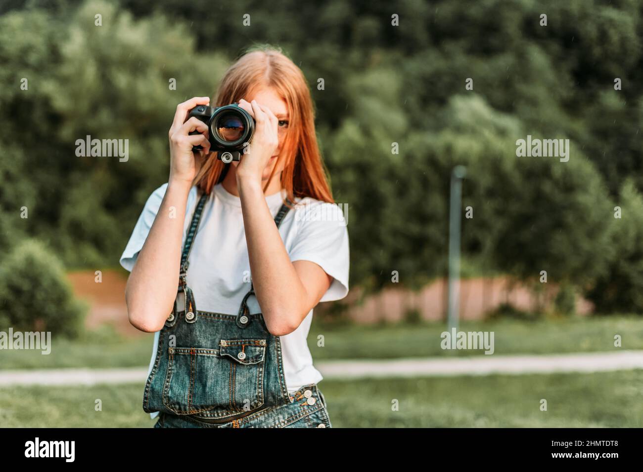 Ingwer teen, Mädchen, das Fotos mit Kamera. Speicherplatz kopieren Stockfoto