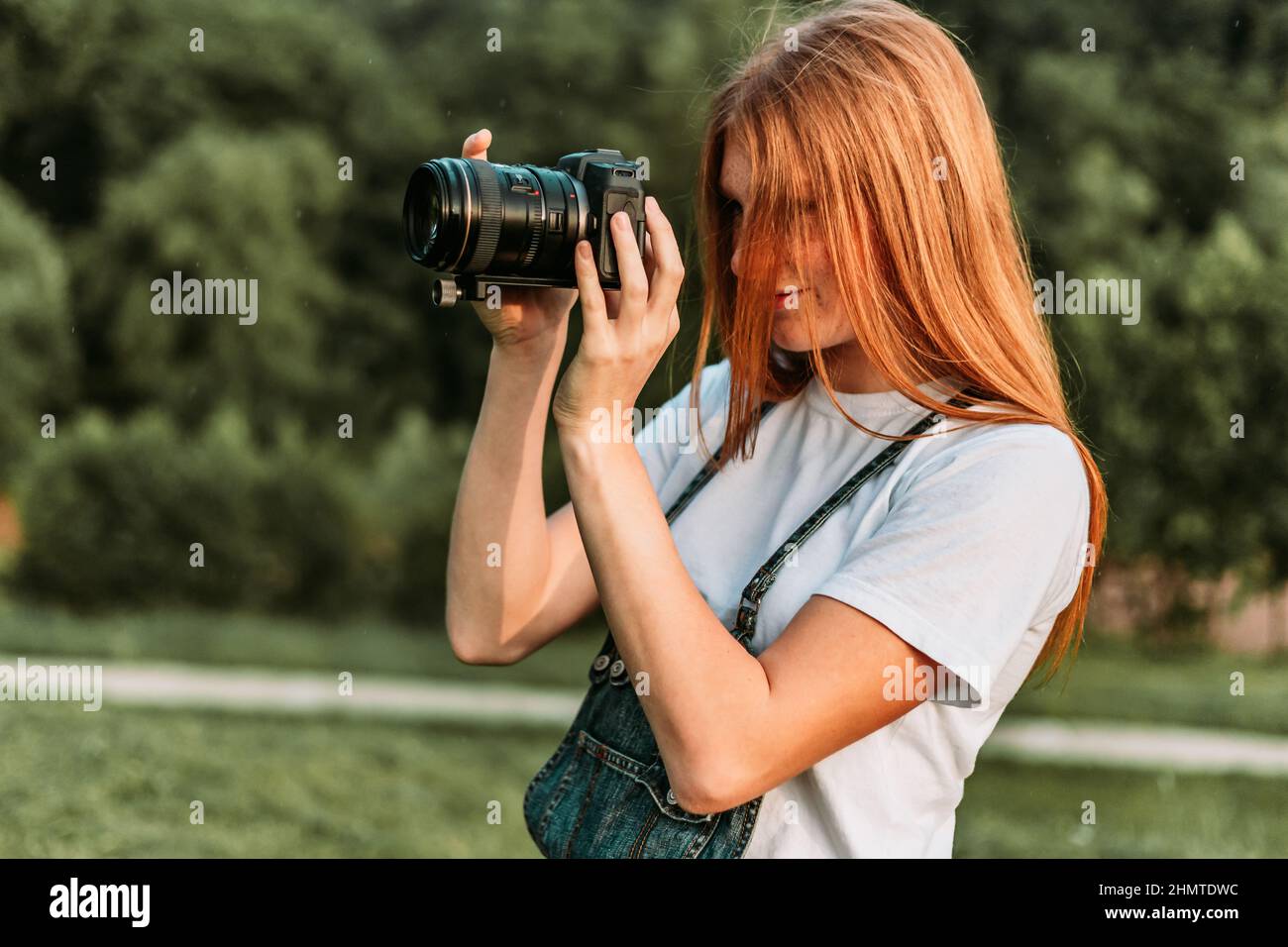 Ingwer teen, Mädchen, das Fotos mit Kamera Stockfoto