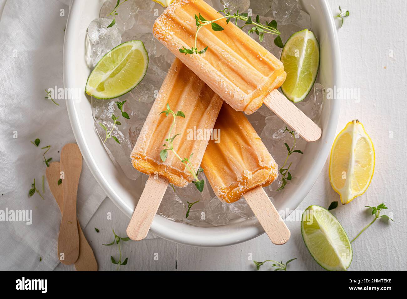 Süßes Eis-Sorbet aus Limetten und Zitronen. Gelbes Sorbet mit saurem Zitronengeschmack. Stockfoto