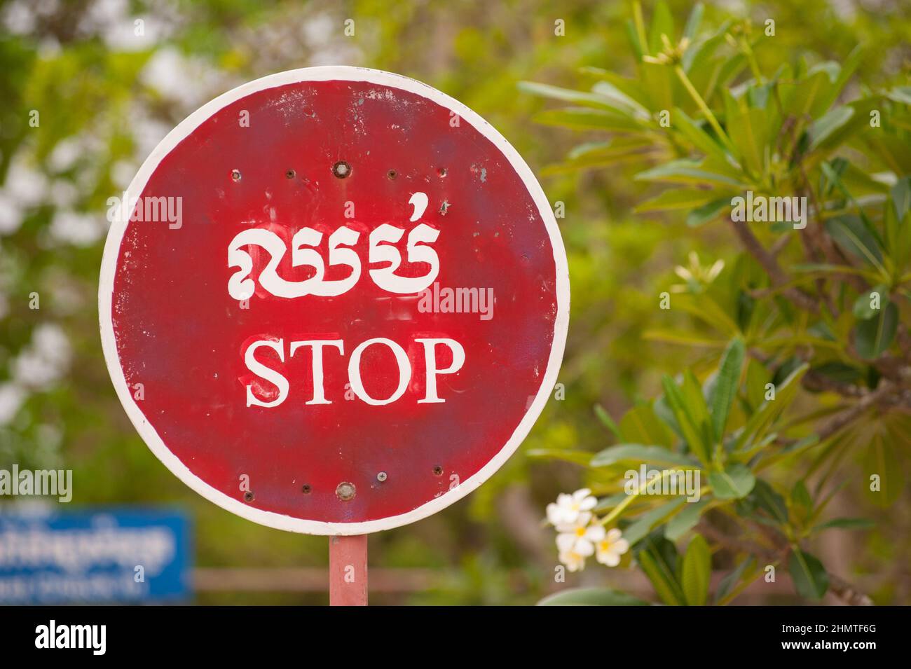 Zweisprachiges 'Stop'-Schild, sowohl in englischer als auch in Khmer-Schrift, am Eingang des Phnom Tamao Wildlife Rescue Center, Provinz Takeo, Kambodscha. Quelle: Kraig lieb Stockfoto