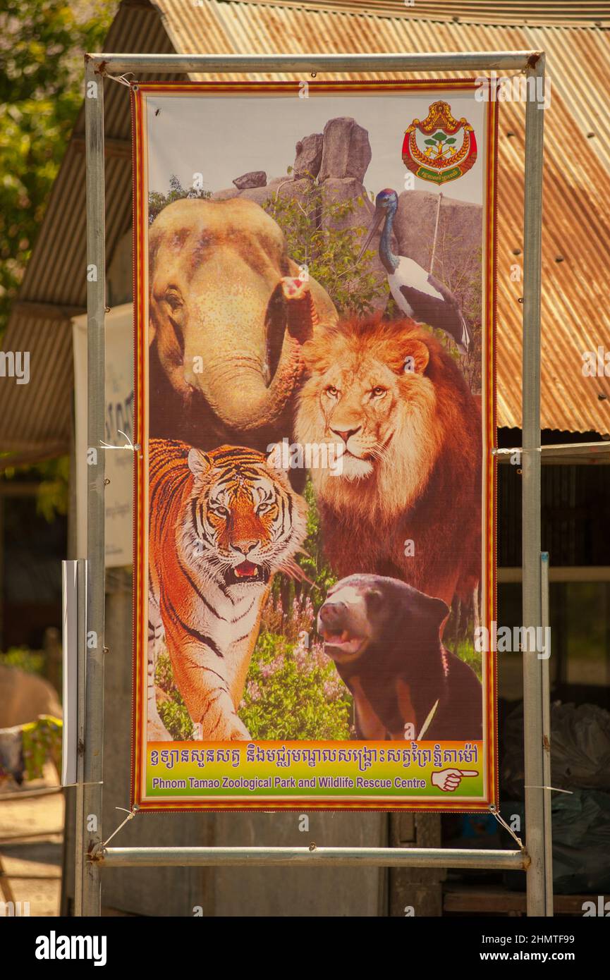 Zweisprachiges Schild, sowohl in Englisch als auch in Khmer-Schrift, am Eingang des Phnom Tamao Wildlife Rescue Center, Provinz Takeo, Kambodscha. Quelle: Kraig lieb Stockfoto