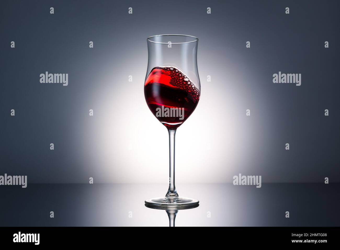 Ein Glas Rotwein mit Schaukel Stockfoto