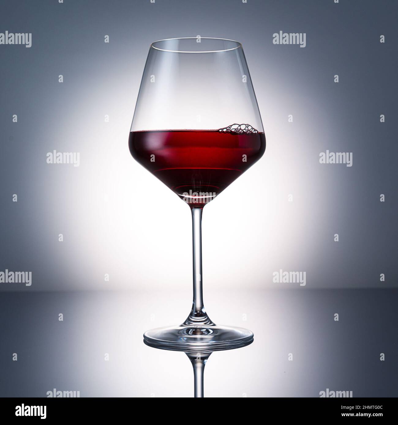 Rotwein im Glas Stockfoto