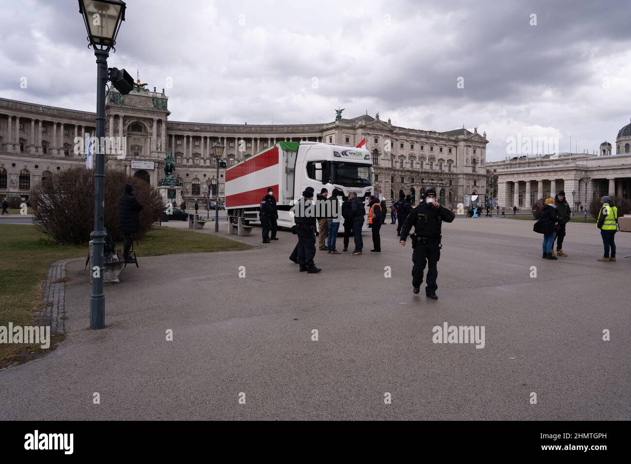 Wien, Österreich. 11th. Februar 2022. Trucker und Autobesitzer protestieren in Wien gegen Corona-Beschränkungen. Obwohl die Demonstration von der Polizei verboten wurde, fand sie am 11/02/22 statt. Das österreichische parlament verabschiedete ab dem 01. Februar 2022 eine Gesetzgebung zur frühzeitigen verpflichtenden Herstellung von Impfstoffen. Die Verwendung von Konvois als eine Form des Protests gegen Corona-Beschränkungen wurde nach einem ähnlichen Protest in Kanada populär. Neben Österreich haben auch Frankreich und Belgien Proteste verboten. Quelle: GEORG GASSAUER/Alamy Live News Stockfoto