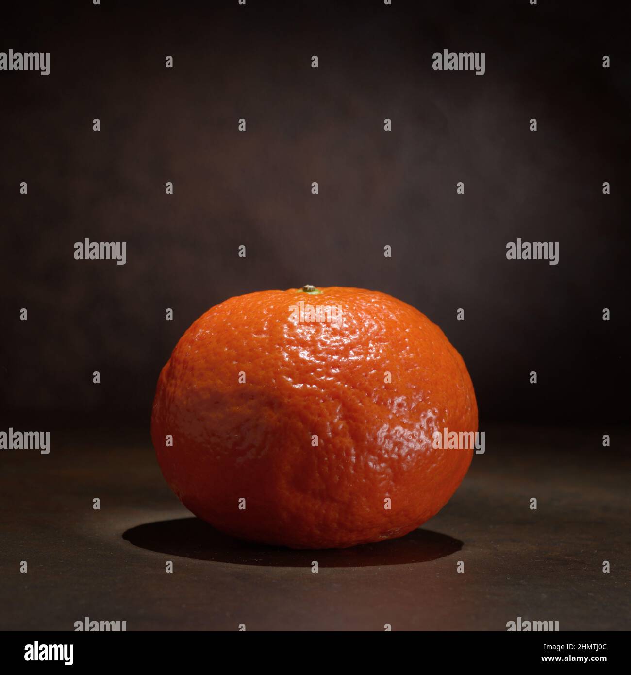 Mandarine orange Früchte auf Stein Hintergrund. Gesunde Ernährung Mandarinen enthalten einen hohen Gehalt an Vitamin C Stockfoto