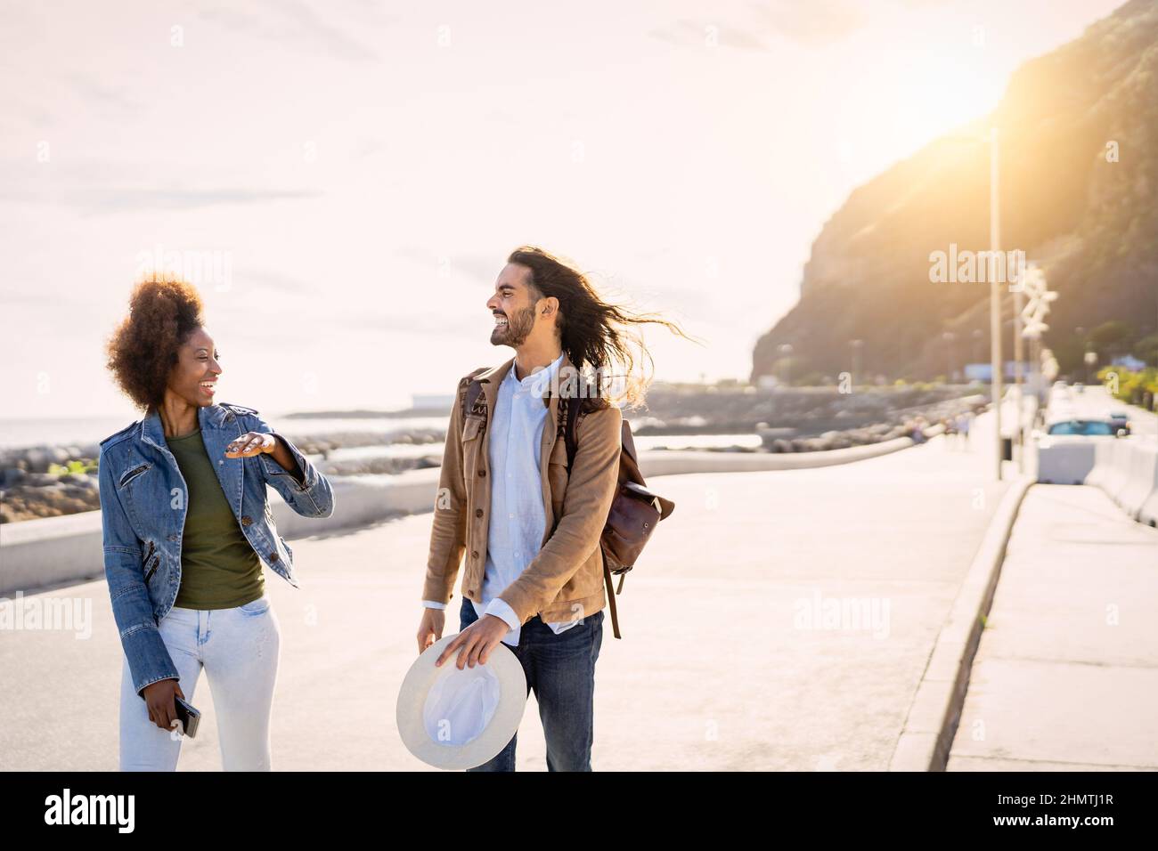 Glückliches Reisepaar Spaß beim Spaziergang durch die Stadt - Jugend Menschen Liebe und Beziehung Konzept Stockfoto