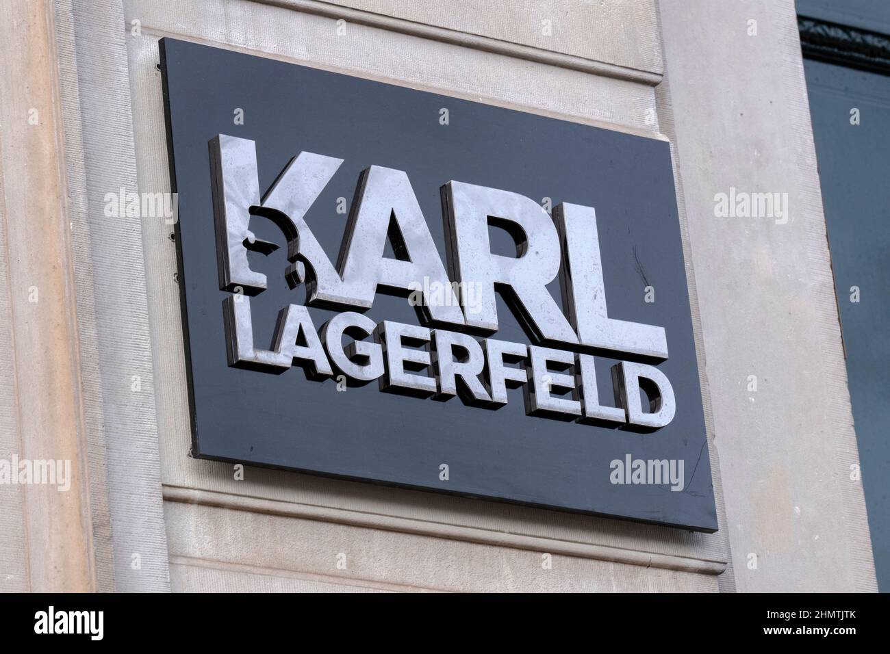 Plakatwand Karl Kagerfeld In Amsterdam, Niederlande 8-2-2022 Stockfoto