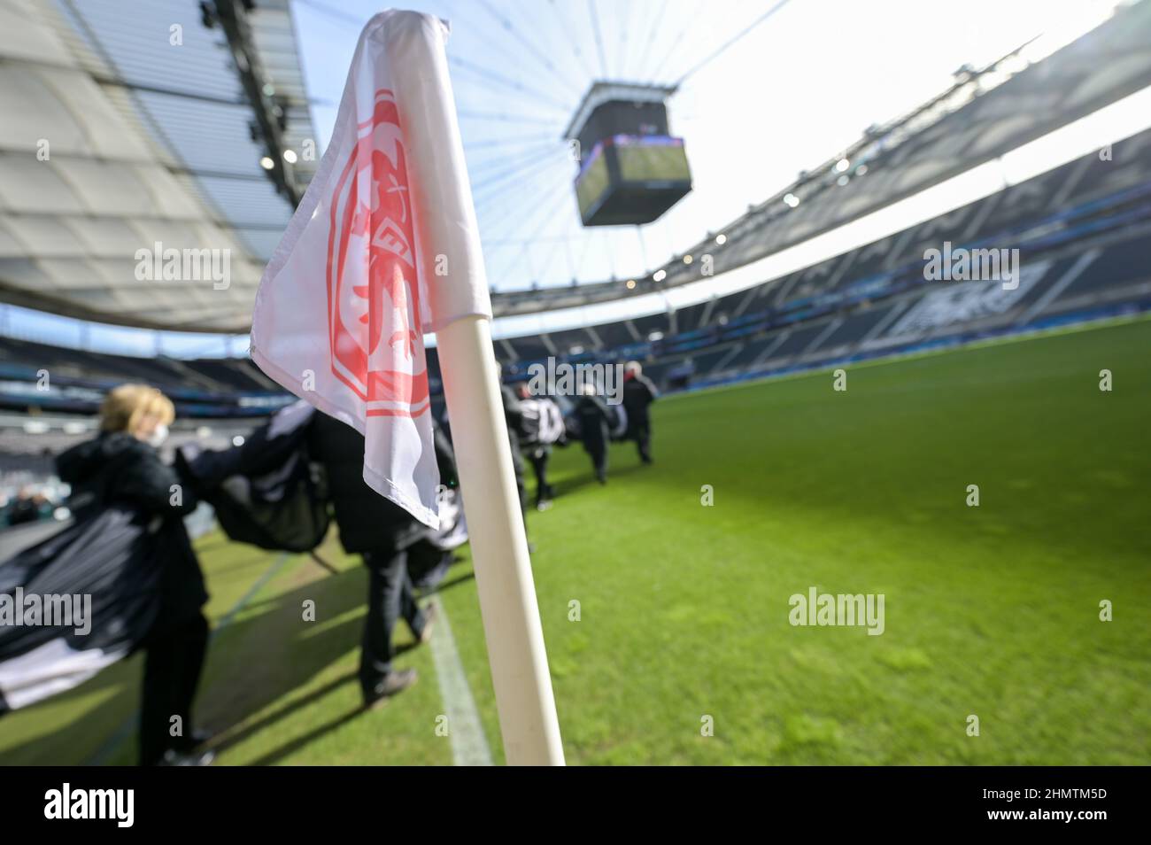 Deutschland. 12th. Februar 2022. 12. Februar 2022, Hessen, Frankfurt/Main: Fußball: Bundesliga, Eintracht Frankfurt - VfL Wolfsburg, Matchday 22, Deutsche Bank Park. Mitarbeiter tragen hinter einer Eckflagge ein Logo von Eintracht Frankfurt auf dem Feld. Foto: Sebastian Gollnow/dpa - WICHTIGER HINWEIS: Gemäß den Anforderungen der DFL Deutsche Fußball Liga und des DFB Deutscher Fußball-Bund ist es untersagt, im Stadion und/oder vom Spiel aufgenommene Fotos in Form von Sequenzbildern und/oder videoähnlichen Fotoserien zu verwenden oder zu verwenden. Quelle: dpa picture Alliance/Alamy Live News Stockfoto